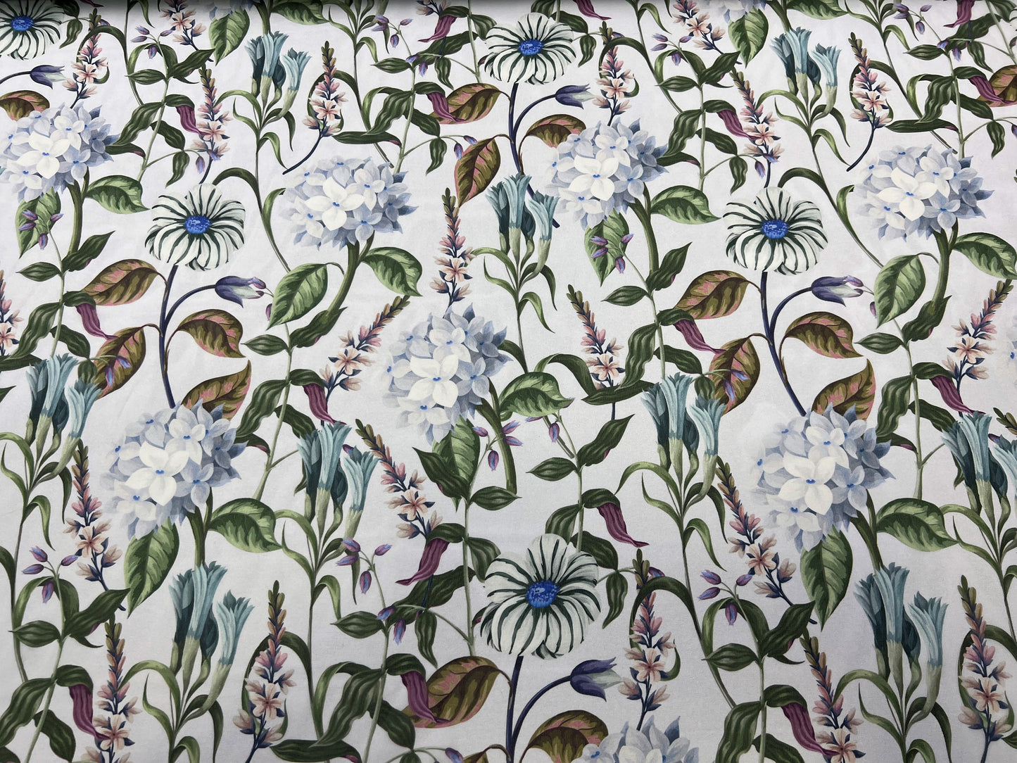 Georgette di seta fiori su sfondo azzurro chiaro