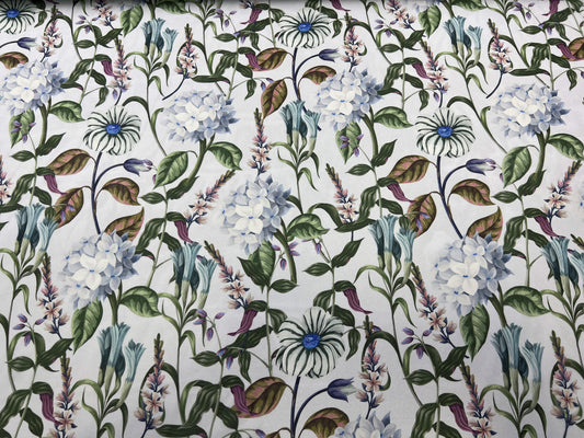 Georgette di seta fiori su sfondo azzurro chiaro