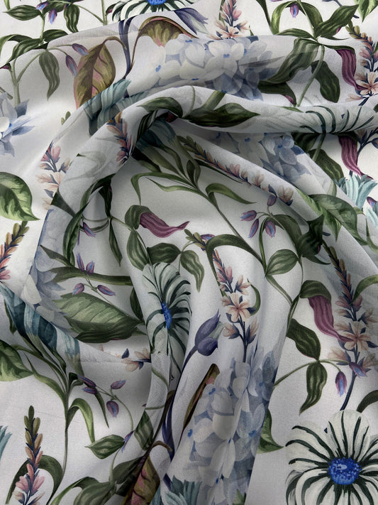 Georgette di seta fiori su sfondo azzurro chiaro