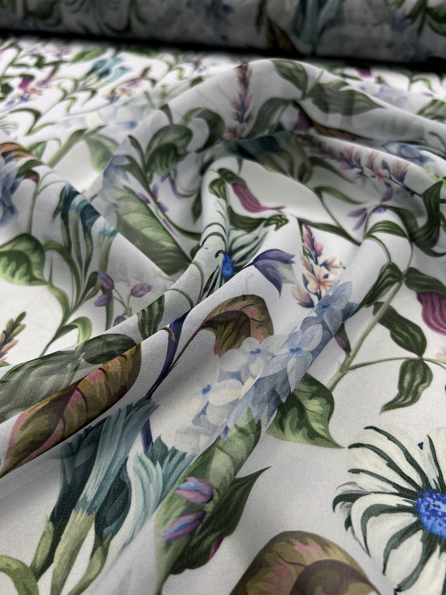 Georgette di seta fiori su sfondo azzurro chiaro