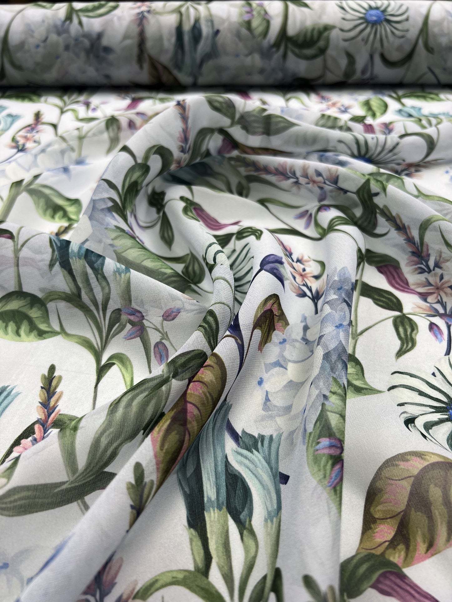 Georgette di seta fiori su sfondo azzurro chiaro